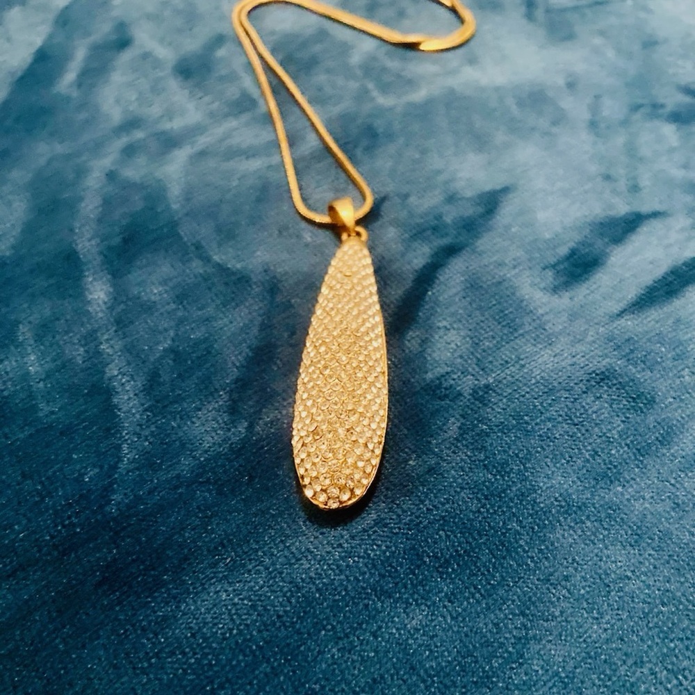 Elegant Gold Pendant Necklace